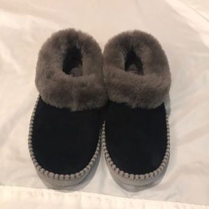 UGGS Wrin Slippers size 7
